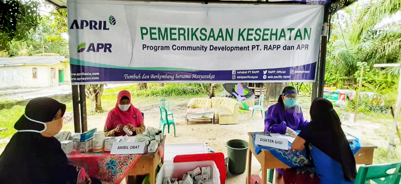 Warga secara sukarela melakukan pemeriksaan kesehatan gratis yang digelar PT RAPP dan PT APR di Puskesmas Lalang Kabung.(HUMAS RAPP FOR RIAUPOS.CO)